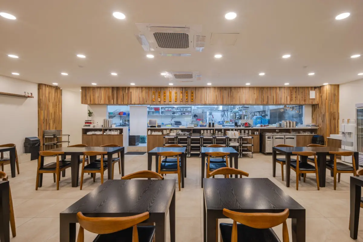 전면 유리창 오픈키친이 돋보이는 한식당